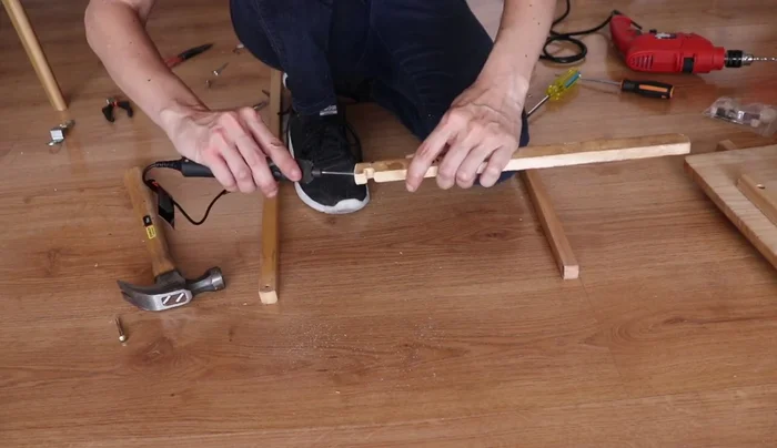 Unir las patas con la tira de madera usando tornillos.