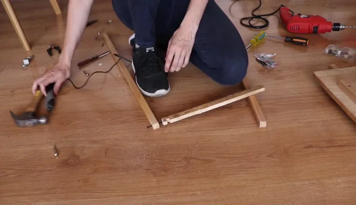 Unir las patas con la tira de madera usando tornillos.