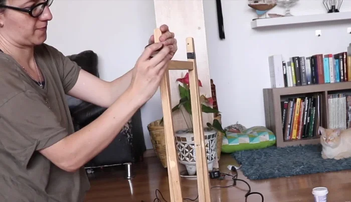 Quitar la cinta adhesiva y abrir las patas para que queden al nivel de la parte superior de la mesa.