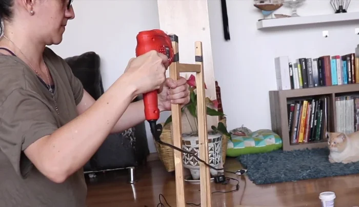 Quitar la cinta adhesiva y abrir las patas para que queden al nivel de la parte superior de la mesa.