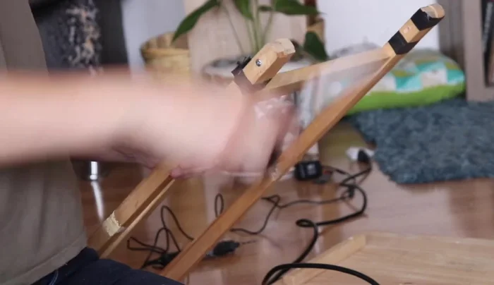 Quitar la cinta adhesiva y abrir las patas para que queden al nivel de la parte superior de la mesa.