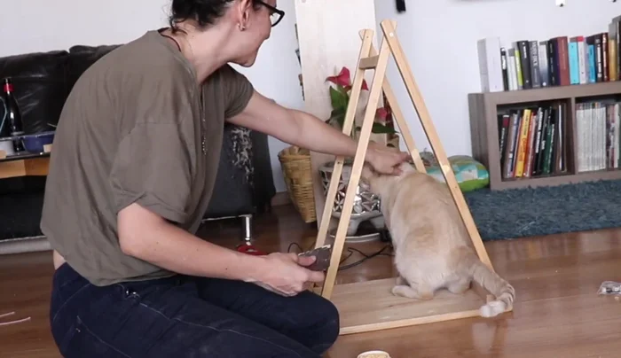 Tapar los huecos de los remaches o tornillos con masilla para madera y lijar una vez seca.