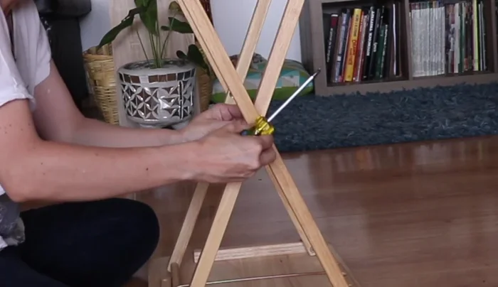 Quitar el bracket de metal que une las patas.