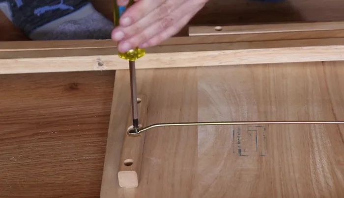 Quitar el bracket de metal que une las patas.