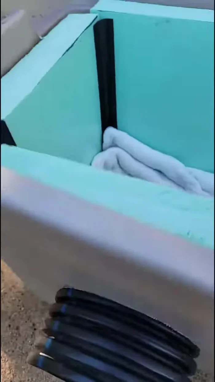 Cortar la espuma para que ajuste perfectamente al interior del recipiente, creando un aislamiento térmico.