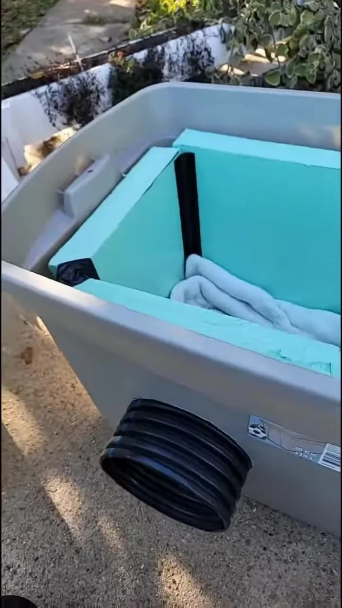 Cortar la espuma para que ajuste perfectamente al interior del recipiente, creando un aislamiento térmico.