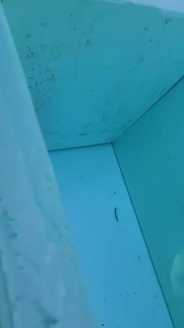 Sellar bien la entrada del tubo con silicona para evitar filtraciones de agua y viento.