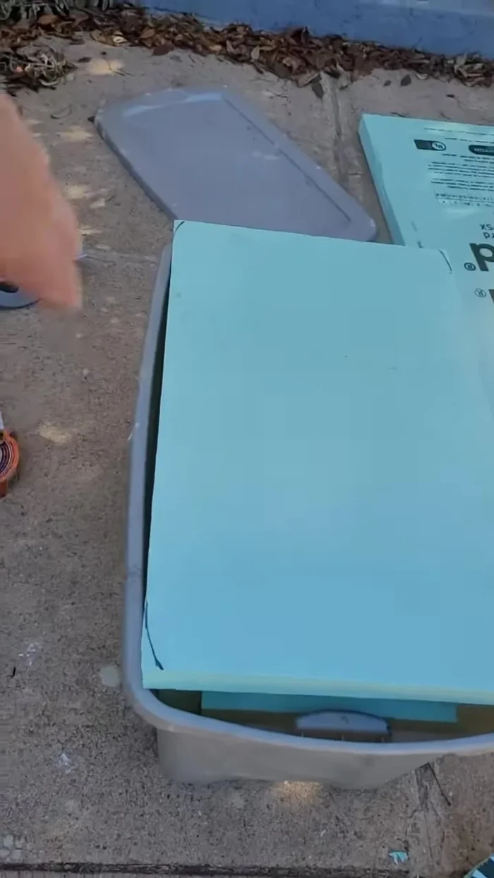 Asegurar que la tapa del recipiente selle completamente para mantener el calor y evitar corrientes de aire. La tapa debe estar bien cortada para que quede debajo del sello.