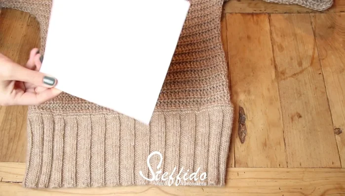 Preparación de los cuadros: Cortar los jerseys en cuadrados de 20x20 cm (o el tamaño deseado) utilizando una plantilla de cartón. Dejar un margen de 1 cm para las costuras.