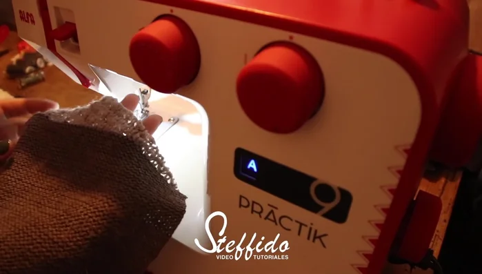 Coser las filas verticales: Coser las filas verticalmente, uniendo los cuadrados con las caras derechas enfrentadas. Hacer una puntada de refuerzo al inicio y al final de cada costura.