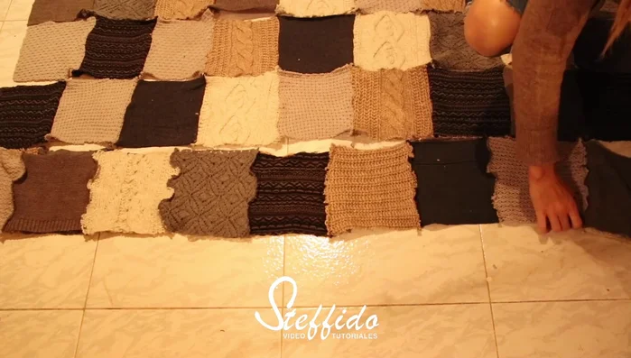 Coser las filas horizontales: Coser las filas horizontalmente, utilizando puntada zig-zag para evitar que la costura se estire demasiado.