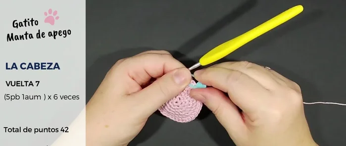 Vuelta 7: secuencia de cinco puntos bajos y un aumento (total 42 puntos).