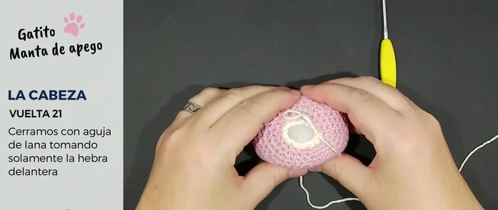 Coser la cabeza a la mantita.