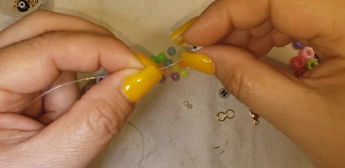 Colocar las pastillas con el número de teléfono del dueño.