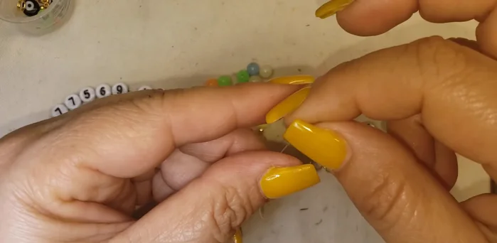 Decorar con bolitas de acrílico y florecitas.