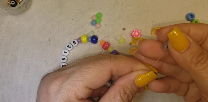 Añadir las letras que forman el nombre de la mascota.