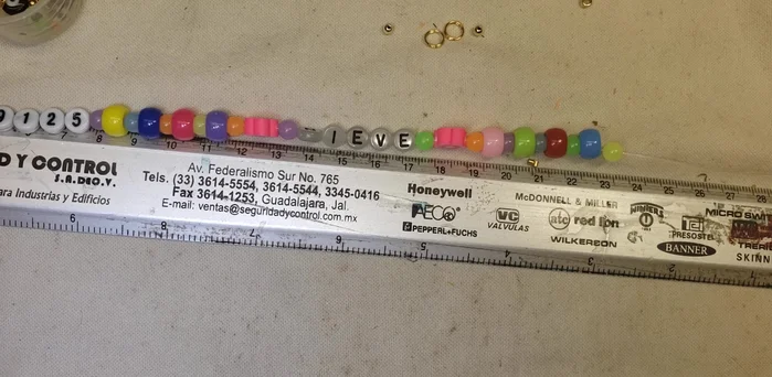 Medir el collar para asegurar un ajuste correcto (22-24 cm, adaptable al tamaño de la mascota).