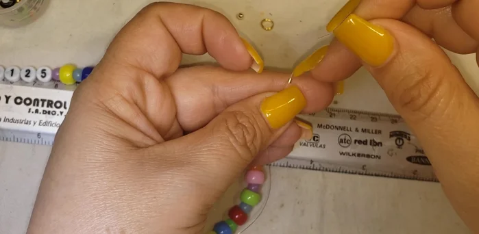 Unir las dos partes del collar con las argollas y remaches.