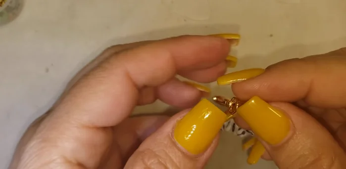 Añadir un broche para facilitar la colocación y extracción del collar.