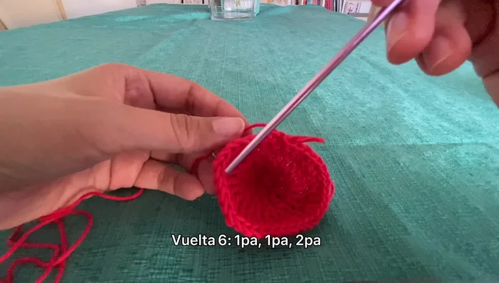 Sexta ronda: tejer 1 punto alto, 2 puntos altos, 1 punto alto, 2 puntos altos... (repetir el patrón)