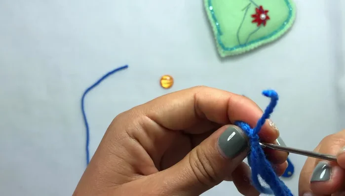 Esconder los excesos de hilo tejiendolos entre las cadenetas para evitar que se desbarate el trabajo.