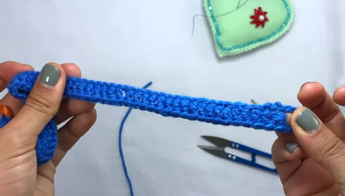 Coser el botón al otro extremo del collar.