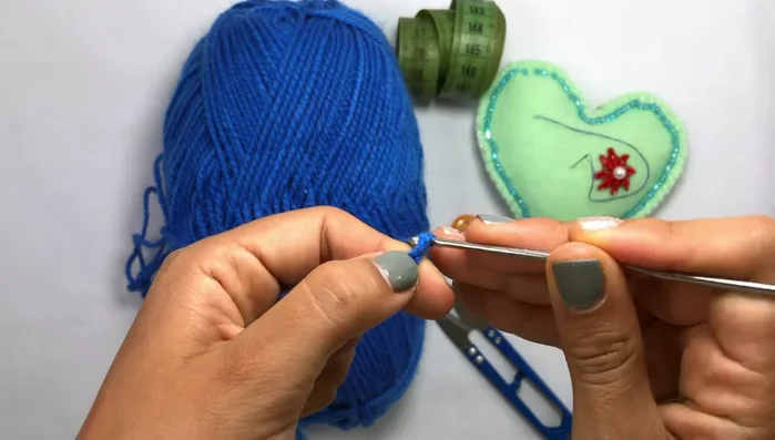 Tejer en punto alto doble (o medio punto alto) a lo largo de toda la cadeneta.