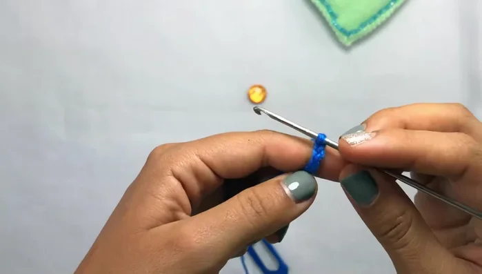 Tejer en punto alto doble (o medio punto alto) a lo largo de toda la cadeneta.