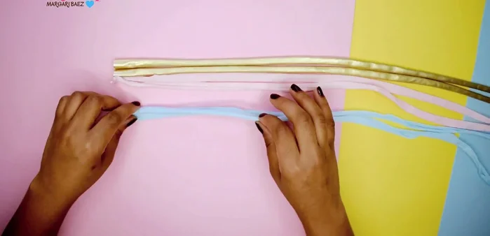 Preparar 6 cordones de trapillo (se recomiendan 3 colores diferentes para facilitar el trenzado). Asegurar con cinta adhesiva.