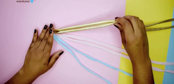 Continuar el trenzado hasta alcanzar el largo deseado.