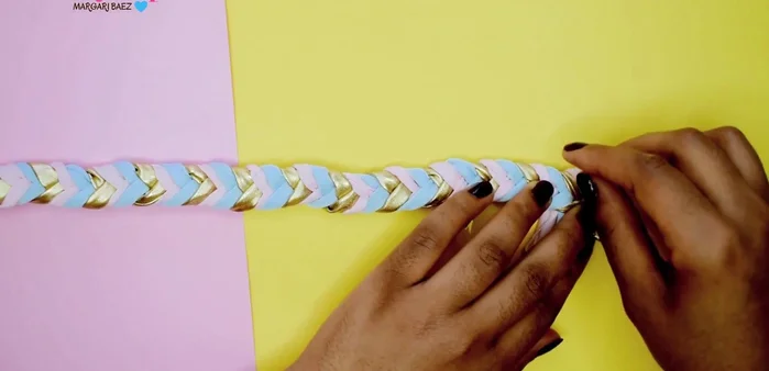 Cerrar el collar cosiendo los cordones con hilo y aguja. Asegurar con varias vueltas de hilo y puntadas de seguridad. Cortar el exceso de hilo.