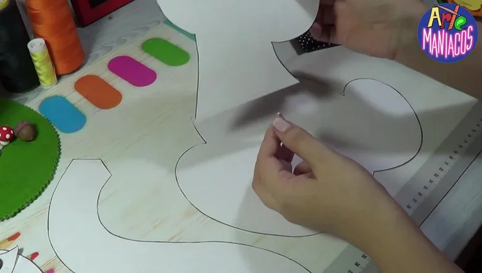 Preparación del molde: Unir las partes superior e inferior del molde del gato y la cola. Se puede usar cinta adhesiva para unir las piezas del molde.