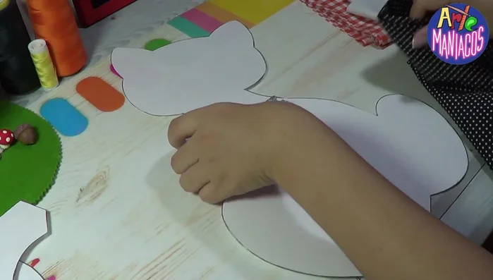 Corte de la tela: Cortar dos piezas del cuerpo del gato y dos de la cola, dejando un centímetro extra para las costuras.