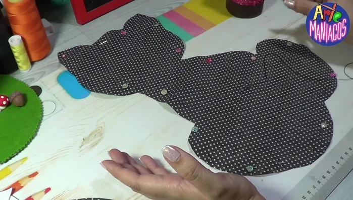 Cortar las esquinas: Cortar las esquinas con cuidado para evitar que queden fruncidas al dar vuelta la tela.