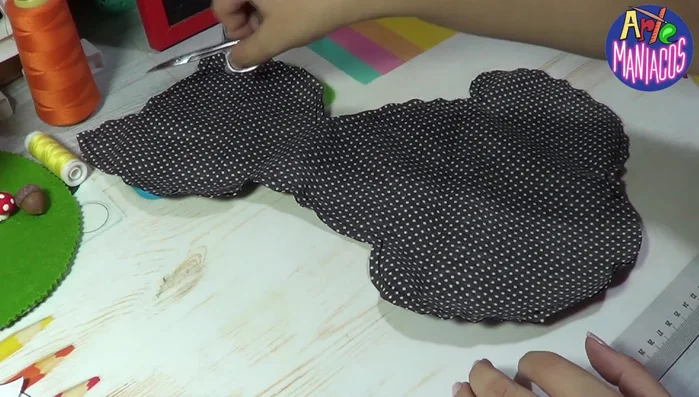 Cortar las esquinas: Cortar las esquinas con cuidado para evitar que queden fruncidas al dar vuelta la tela.