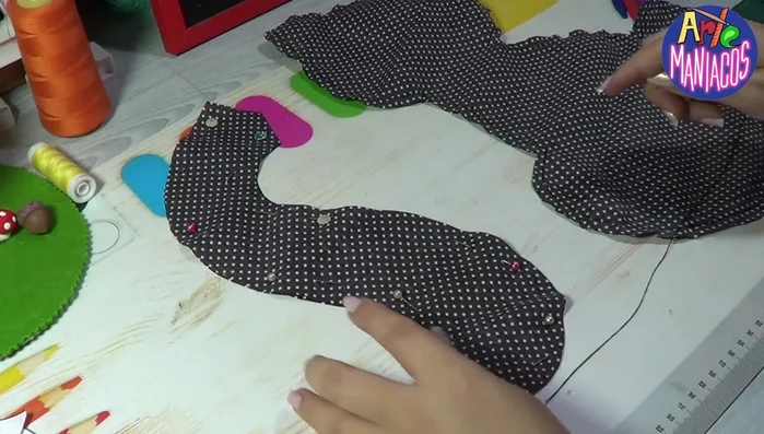 Cerrar el orificio: Cerrar el orificio inferior del cuerpo con puntada invisible o una puntada sencilla.