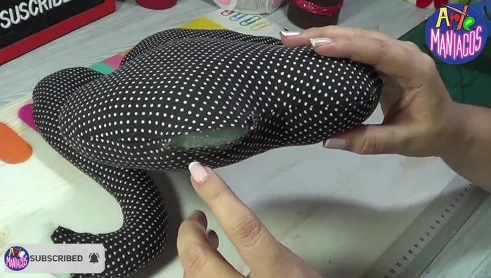 Cerrar el orificio: Cerrar el orificio inferior del cuerpo con puntada invisible o una puntada sencilla.