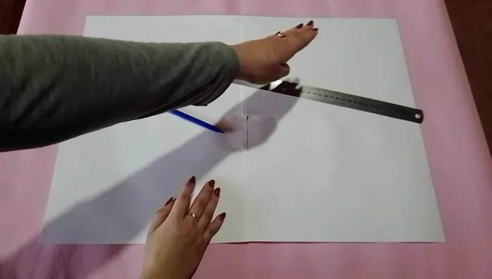 Dibujar el patrón: En papel o cartón, trazar la mitad del abrigo. Utilizar las medidas tomadas para crear el molde, incluyendo un círculo para la manga y un espacio para el puño.