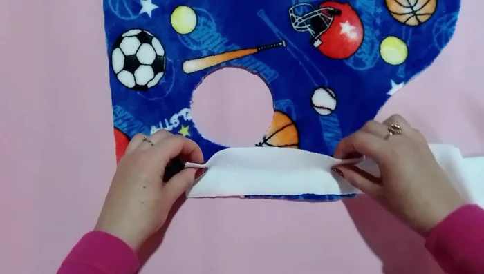 Coser los puños: Utilizar una tira de tela elastizada (6 cm de ancho). Doblarla a la mitad y unir un extremo al círculo de la manga, estirando la tela mientras se cose alrededor del círculo.