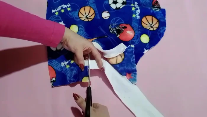 Terminar los puños: Dar vuelta al abrigo, recortar el exceso de tela y realizar una costura en zigzag para asegurar el acabado.