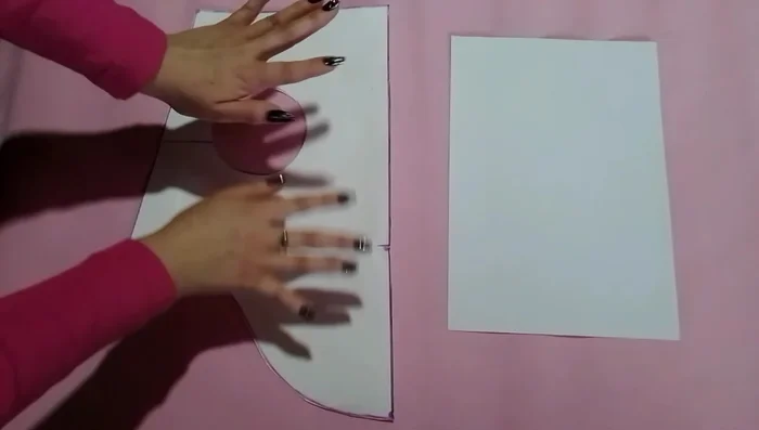 Crear el patrón de la capucha: Utilizando el patrón del abrigo, crear un nuevo patrón para la capucha. Se recomienda una forma redondeada en la parte superior.