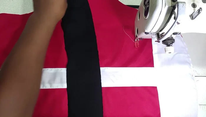 Confección de la correa: Marcar con una línea recta para asegurar una costura pareja. Coser la correa doblada.