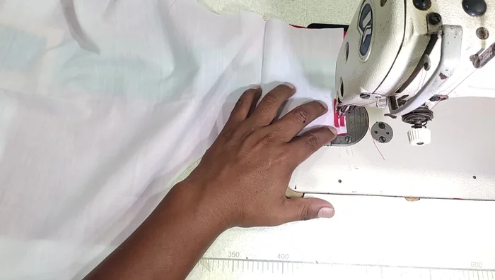 Coser el contorno de la prenda, dejando un espacio para voltear.