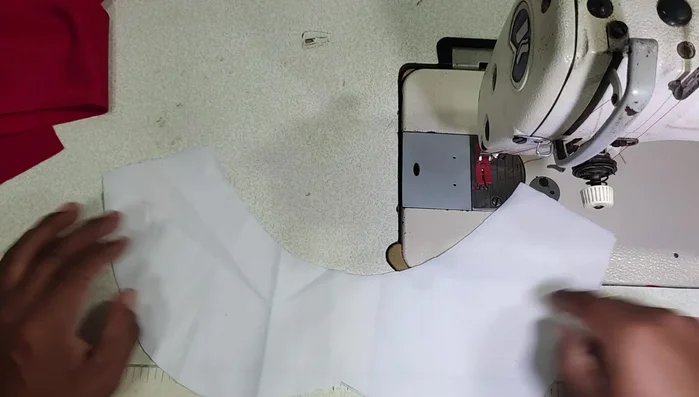 Coser las dos capas de tela en la parte superior.