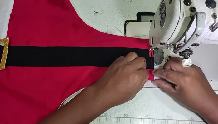 Coser el contorno de la prenda volteada.