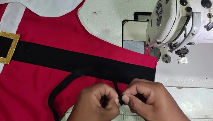 Medir a la mascota y ajustar el cuello, utilizando broches o velcro.