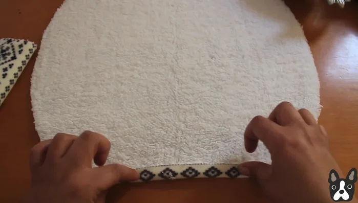 Doblar los bordes de la pieza principal (aproximadamente medio centímetro) y coserlos con puntada zig-zag (o a mano).