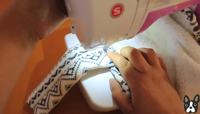 Repetir el paso anterior con la otra tira en el lado opuesto.