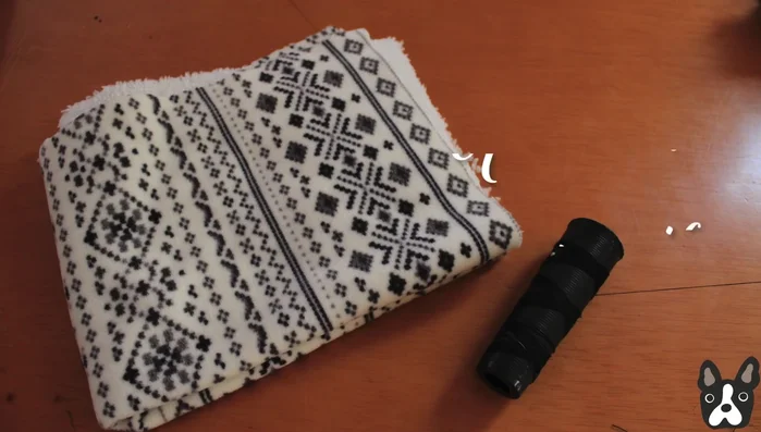 Crear una forma curva para el largo del cuerpo del perro (mitad de la medida deseada, menos unos centímetros). Recortar la pieza.