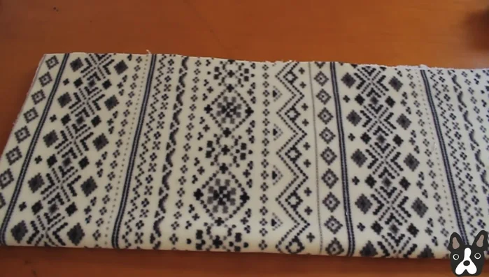 Crear una forma curva para el largo del cuerpo del perro (mitad de la medida deseada, menos unos centímetros). Recortar la pieza.